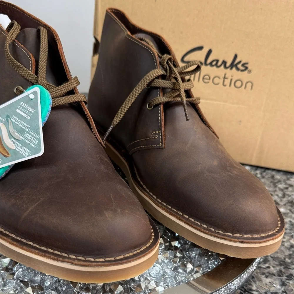 Clarks Men’s Dark Brown leather Chukka Boots with Tan Sole NEW 12W